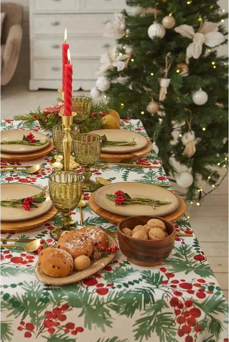 Скатерть Доляна «Новый год: Сhristmas berries» 110*145 +/- 2 см, 100% п/э